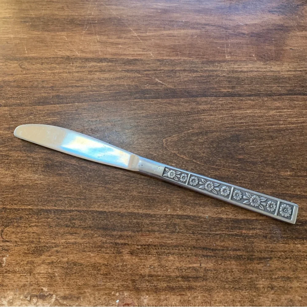 4/$15 One Serta dinner knife